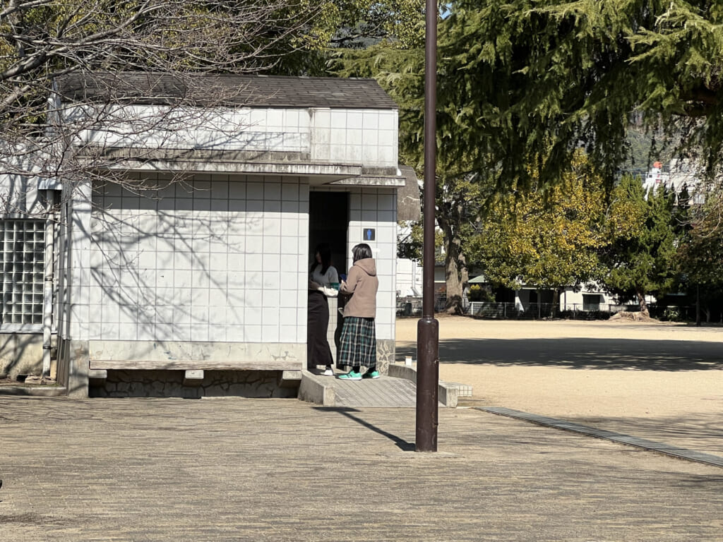 福祉情報学部の学生が地域ゼミで発案し、周南市の中心市街地で多くの人が安心して利用できるよう、多目的トイレの調査を行いました。この調査は、周南市中心市街地活性化推進課の協力を得て実施されました。