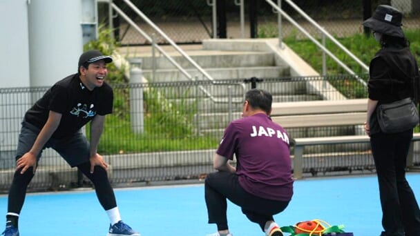 トレーニング指導する佐野村教授