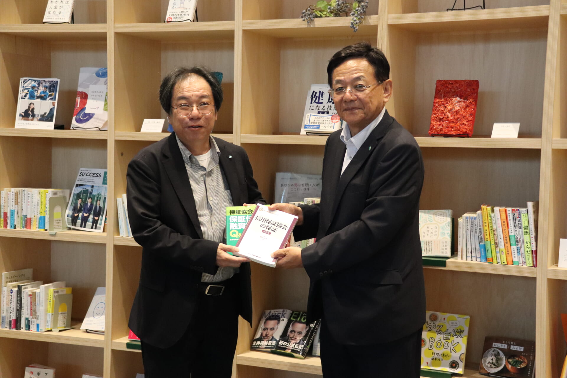 山口県信用保証協会から書籍を寄贈いただきました - 周南公立大学