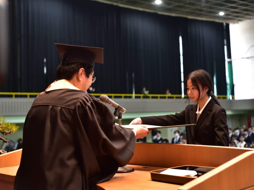 卒業式　証書授与